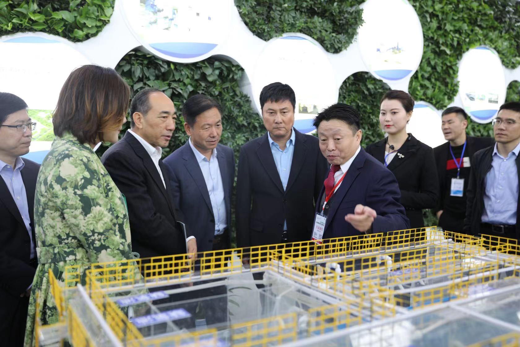 陜西省人大常委會副主任、省總工會主席郭大為一行參觀我公司垂直流迷宮技術